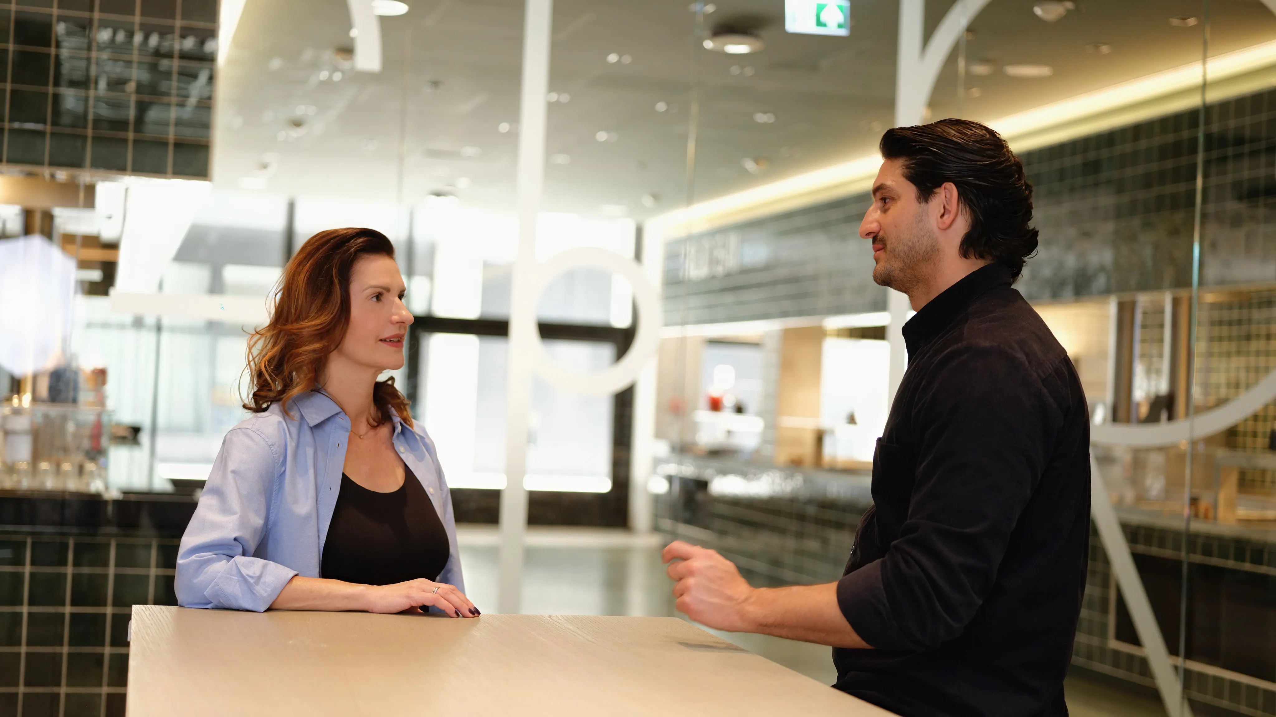 Ariane Riedl im Gespräch mit einer Führungskraft