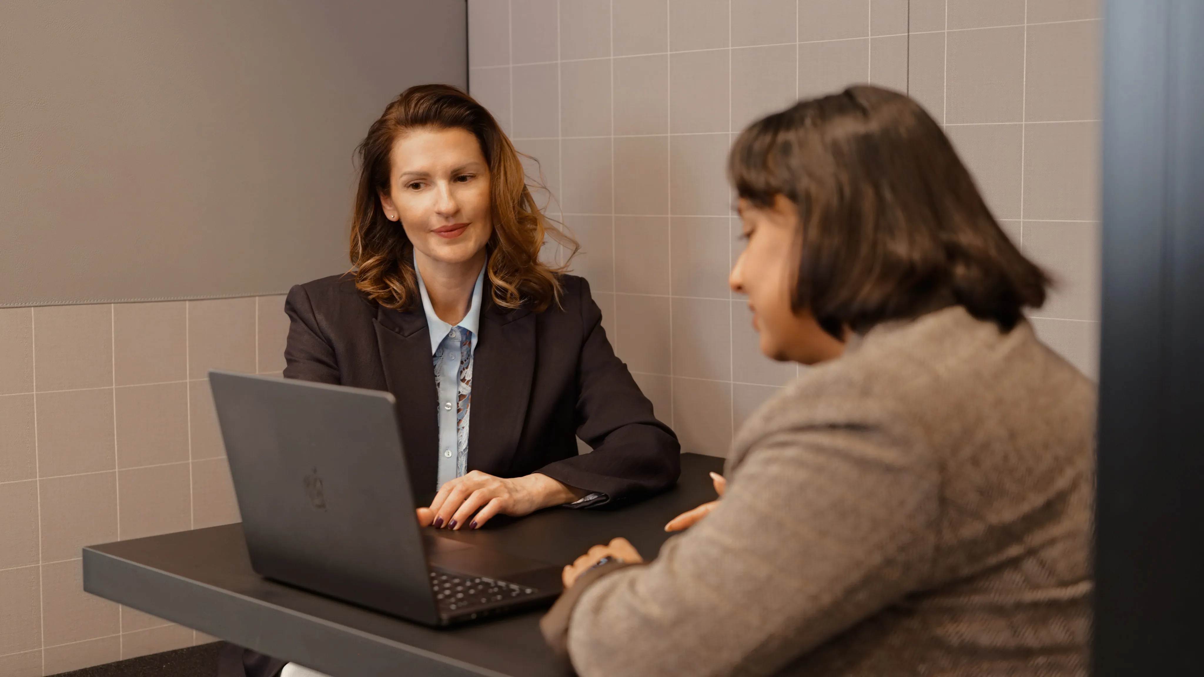 Ariane Riedl in der Beratung am Laptop