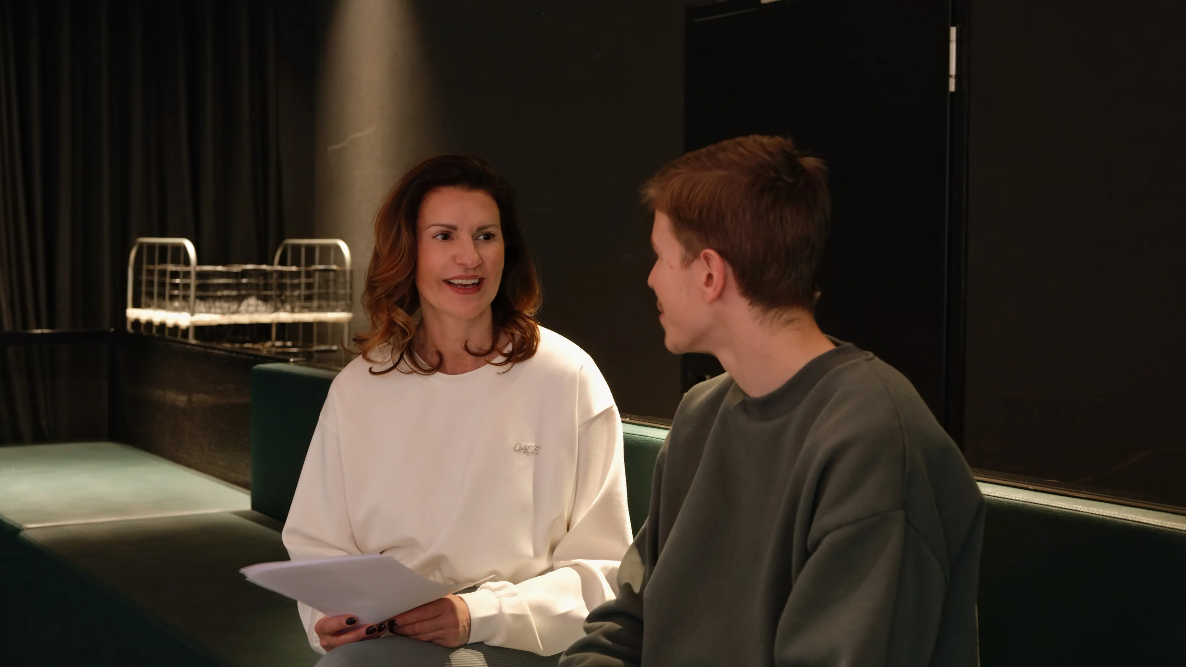 Ariane Riedl im Coaching mit einem jungen Athleten