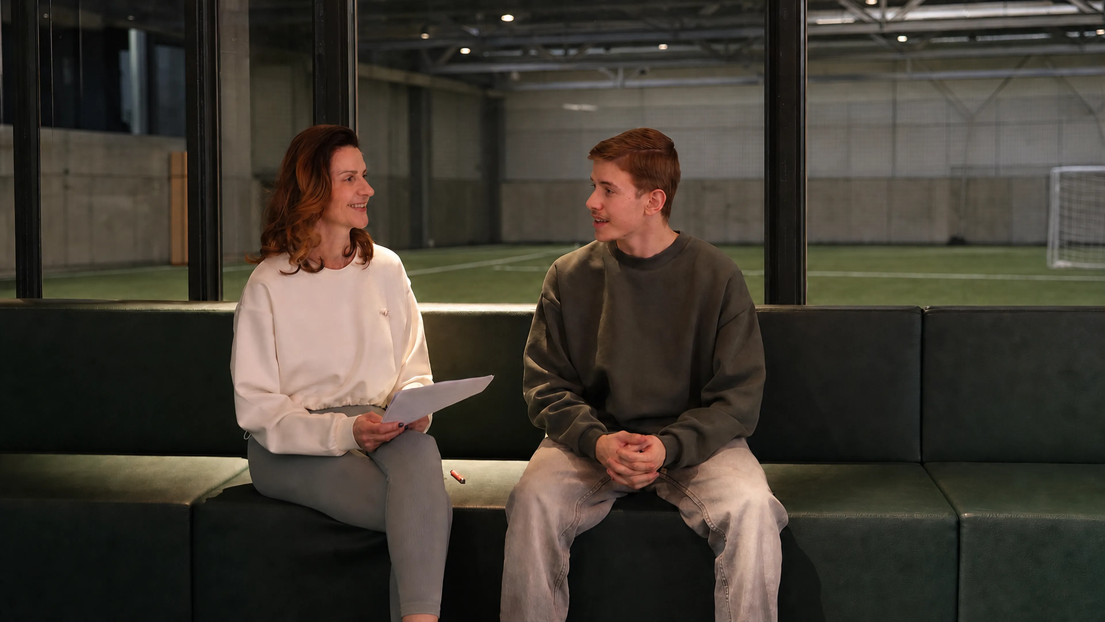 Ariane Riedl im Coaching mit einem jungen Sportler